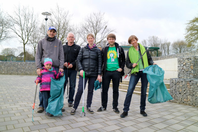 Sieben grüne Müll-Sammler
